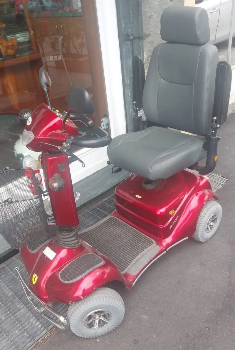 VENARIA - Rubano uno scooter elettrico per disabili: «Aiutateci a ritrovarlo. È essenziale per mio padre»