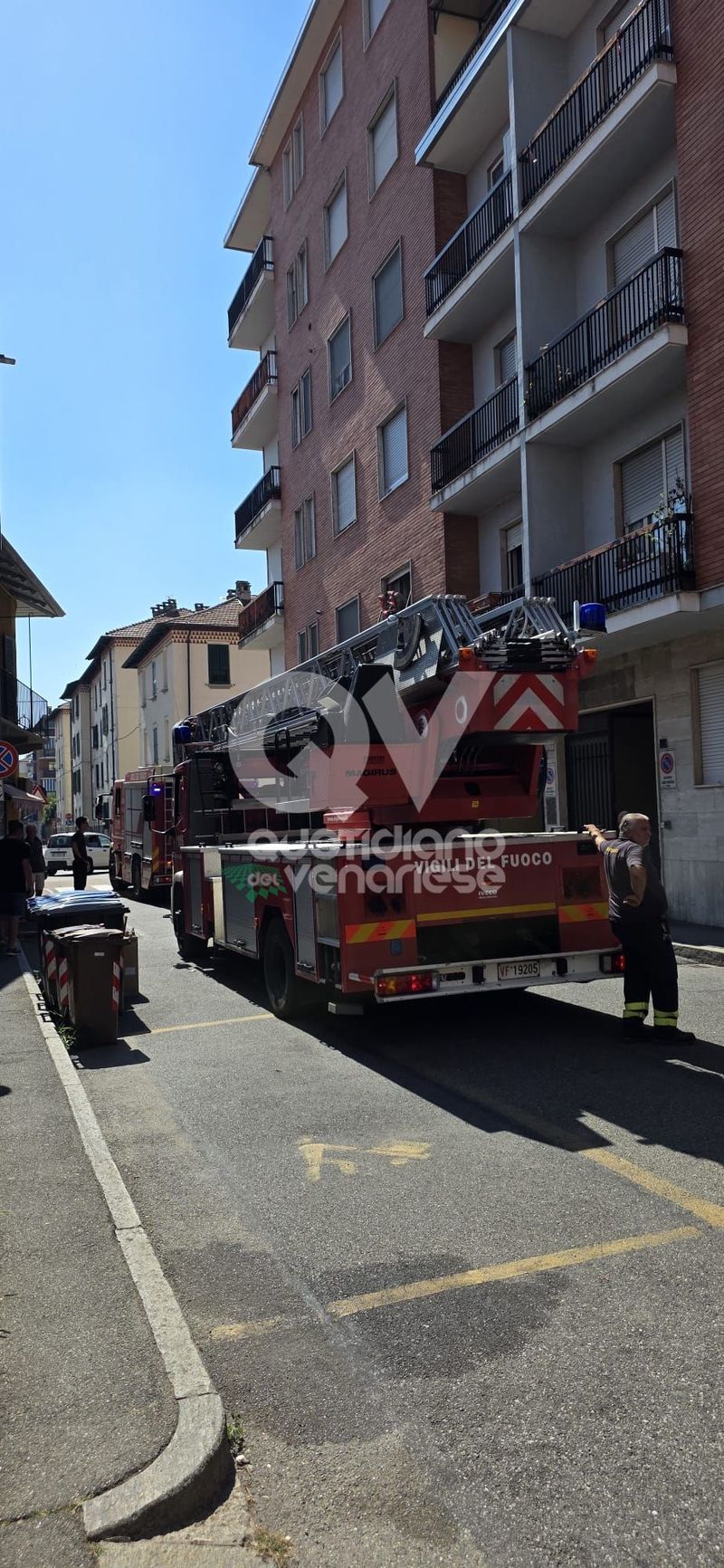 INCENDIO A VENARIA - A fuoco un appartamento in via Sciesa: intervento dei Vigili del Fuoco e dei Carabinieri - FOTO
