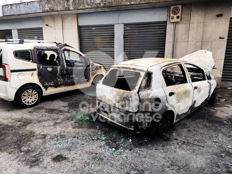 INCENDIO A VENARIA - In via San Marchese: un'auto distrutta e un'altra danneggiata dalle fiamme - FOTO