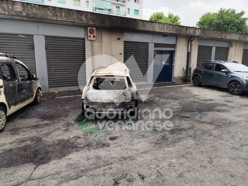 INCENDIO A VENARIA - In via San Marchese: un'auto distrutta e un'altra danneggiata dalle fiamme - FOTO