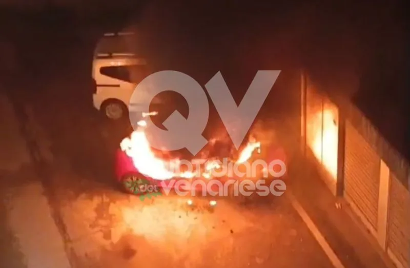 INCENDIO A VENARIA - In via San Marchese: un'auto distrutta e un'altra danneggiata dalle fiamme - FOTO