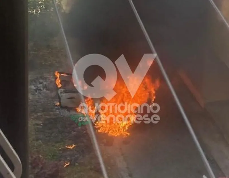 INCENDIO A VENARIA - L'auto prende fuoco nel parcheggio: conducente rimane ustionato