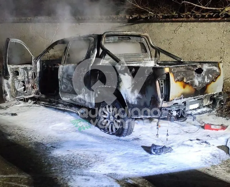 INCENDIO A VENARIA - Pick-up in fiamme mentre è in marcia in via Scodeggio: conducente illeso - FOTO