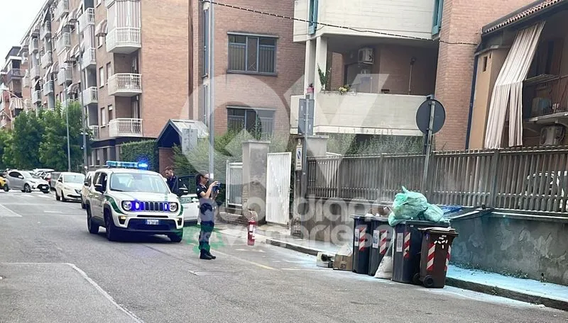 INCENDIO A VENARIA - A fuoco un bidone della differenziata in via Sciesa - FOTO
