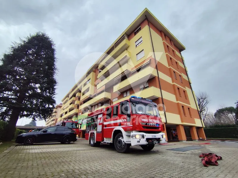 VENARIA - INCENDIO in via Salvemini: un operaio intossicato ricoverato in ospedale. Indaga lo Spresal - FOTO
