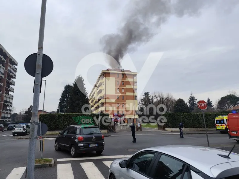 VENARIA - INCENDIO in via Salvemini: un operaio intossicato ricoverato in ospedale. Indaga lo Spresal - FOTO