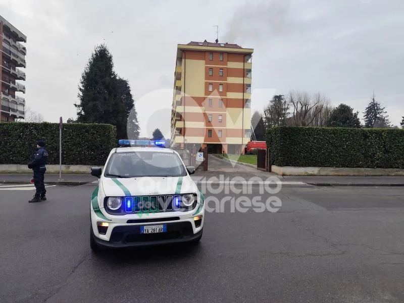 VENARIA - INCENDIO in via Salvemini: un operaio intossicato ricoverato in ospedale. Indaga lo Spresal - FOTO
