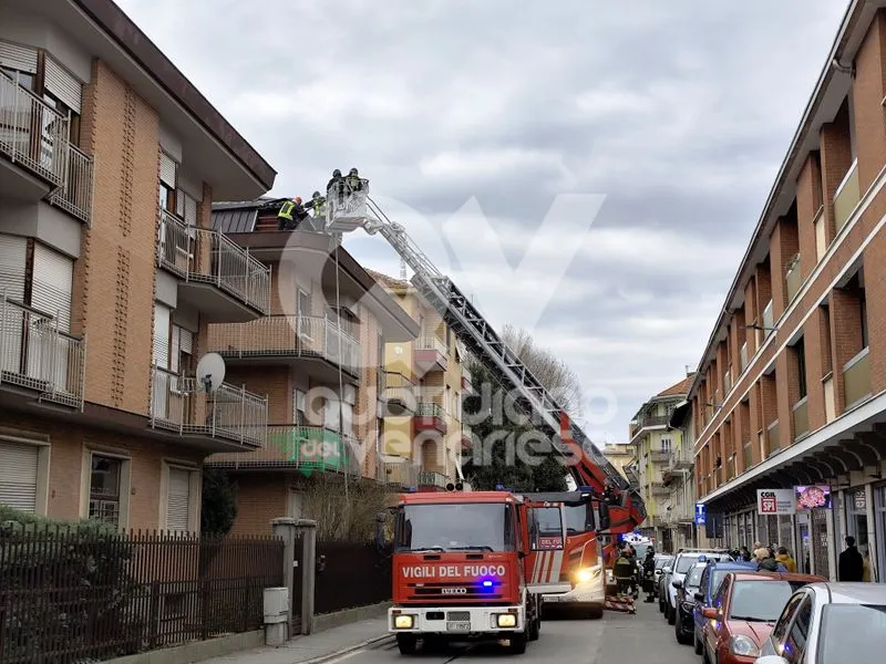 INCENDIO A VENARIA - Fiamme sul tetto di una palazzina di via Sauro - FOTO e VIDEO