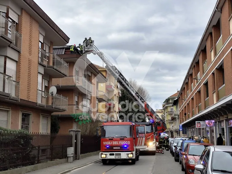 INCENDIO A VENARIA - Fiamme sul tetto di una palazzina di via Sauro - FOTO e VIDEO