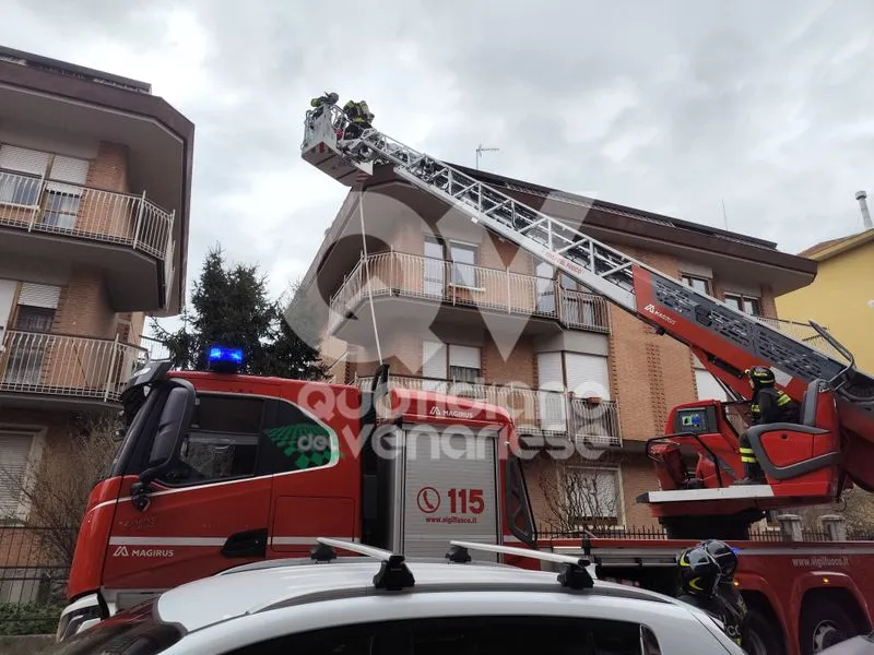 INCENDIO A VENARIA - Fiamme sul tetto di una palazzina di via Sauro - FOTO e VIDEO