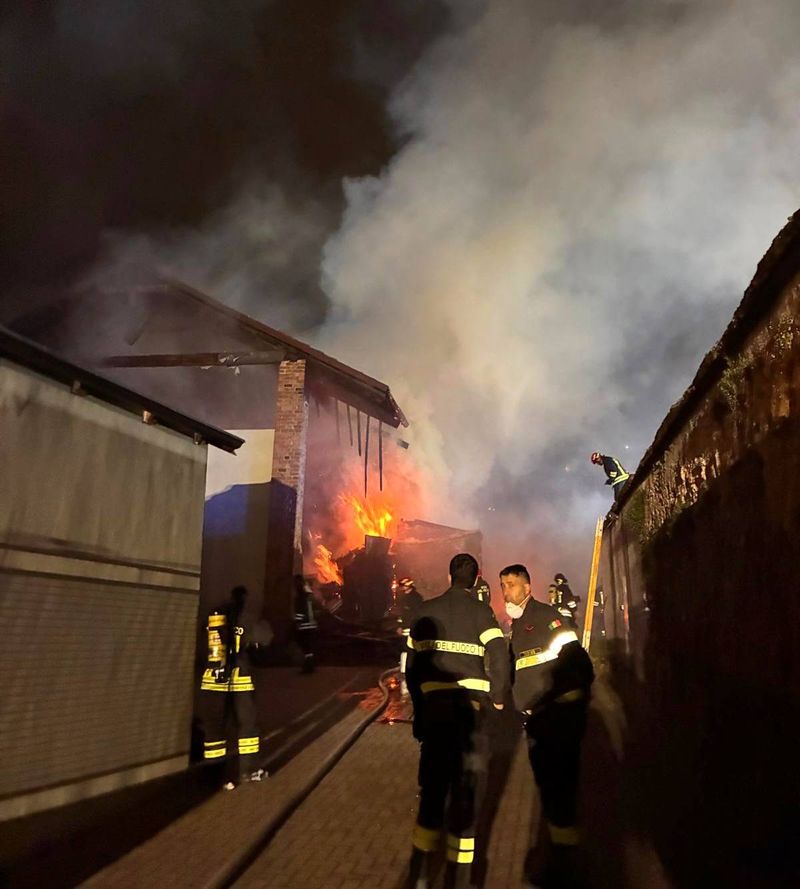 VENARIA - Paura in via Castellamonte: a fuoco delle tettoie in legno nel cuore della notte - FOTO