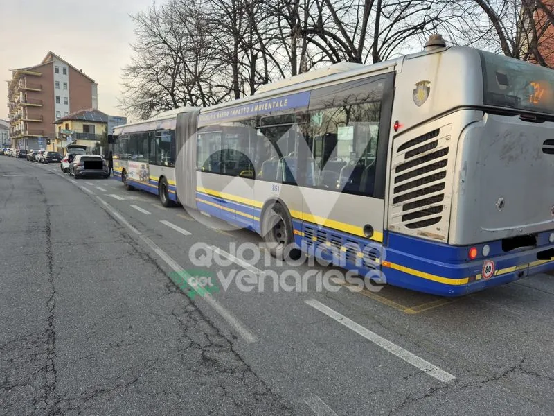 INCIDENTE A VENARIA - Autobus e automobile si scontrano in corso Garibaldi - FOTO