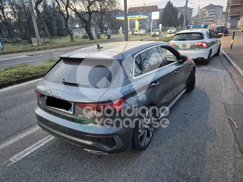 INCIDENTE A VENARIA - Autobus e automobile si scontrano in corso Garibaldi - FOTO