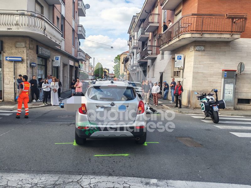 INCIDENTE A VENARIA - Scontro auto-scooter in via Palestro: un ferito - FOTO