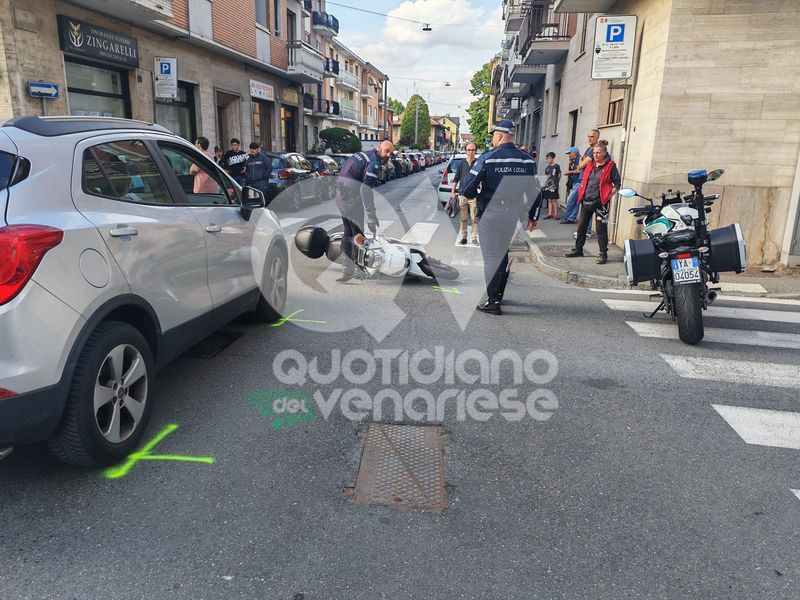 INCIDENTE A VENARIA - Scontro auto-scooter in via Palestro: un ferito - FOTO