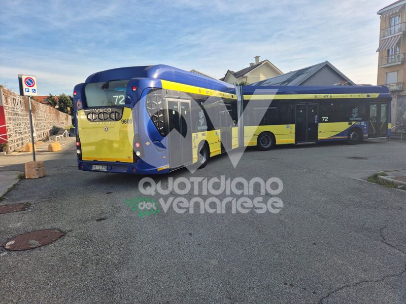 INCIDENTE A VENARIA - Sbaglia a svoltare con il bus e rimane "intrappolato" nel parcheggio della biblioteca - FOTO