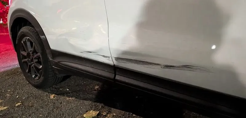 INCIDENTE A VENARIA - Esce dal parcheggio, colpisce un'auto in marcia e fugge via: «aiutatemi a trovarla»