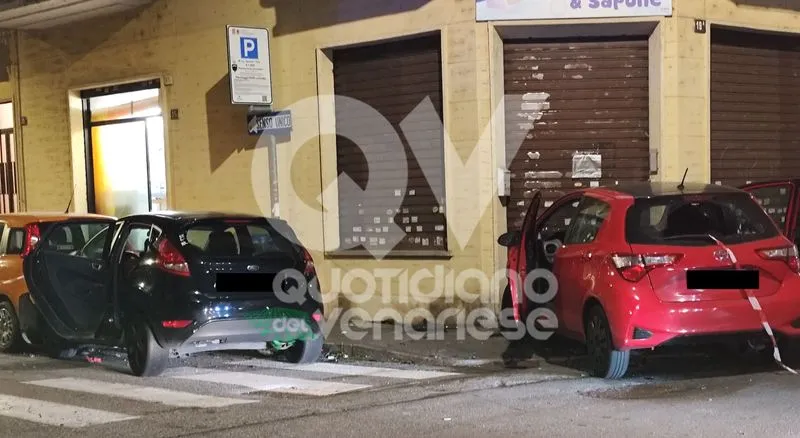 INCIDENTE A VENARIA - Scontro fra due auto in via D'Annunzio: una finisce contro la lavanderia. Un ferito - FOTO