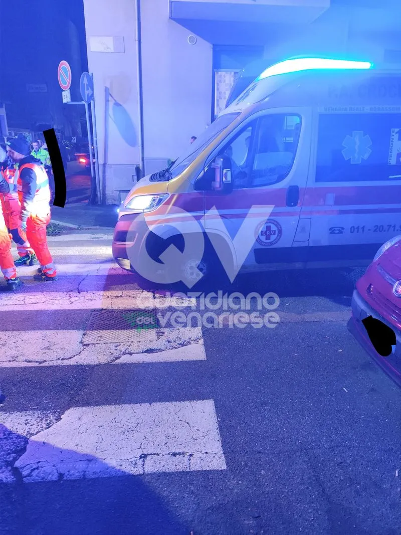 INCIDENTE A VENARIA - Scontro fra due auto in via D'Annunzio: una finisce contro la lavanderia. Un ferito - FOTO