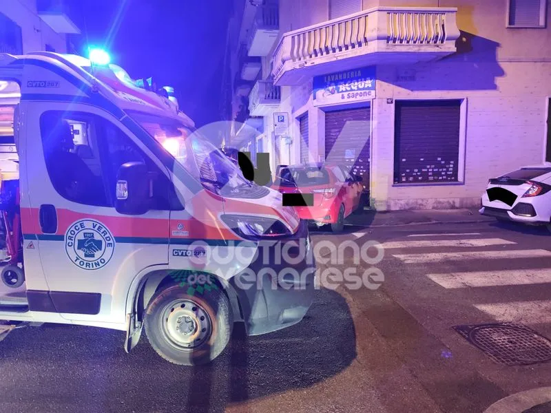 INCIDENTE A VENARIA - Scontro fra due auto in via D'Annunzio: una finisce contro la lavanderia. Un ferito - FOTO