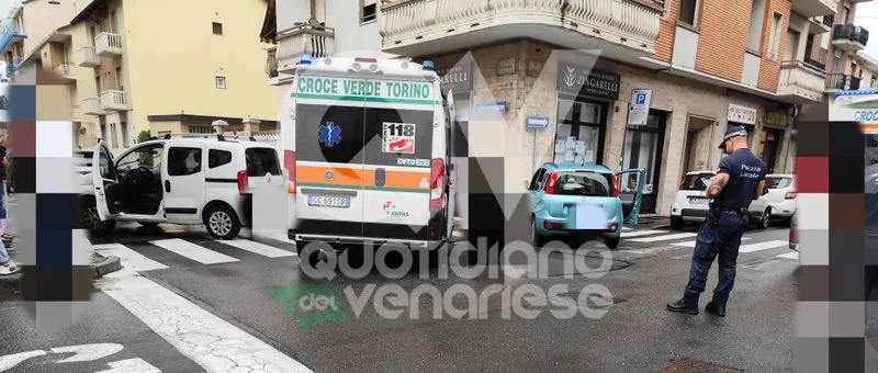 INCIDENTE A VENARIA - Scontro fra due auto tra via D'Annunzio e via Palestro: due persone ferite - FOTO