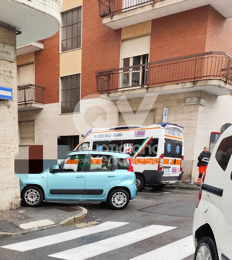 INCIDENTE A VENARIA - Scontro fra due auto tra via D'Annunzio e via Palestro: due persone ferite - FOTO