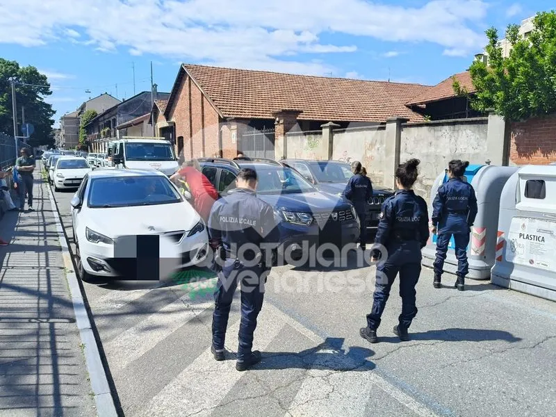 INCIDENTE A VENARIA - Malore alla guida in via d'Annunzio: grave una donna - FOTO