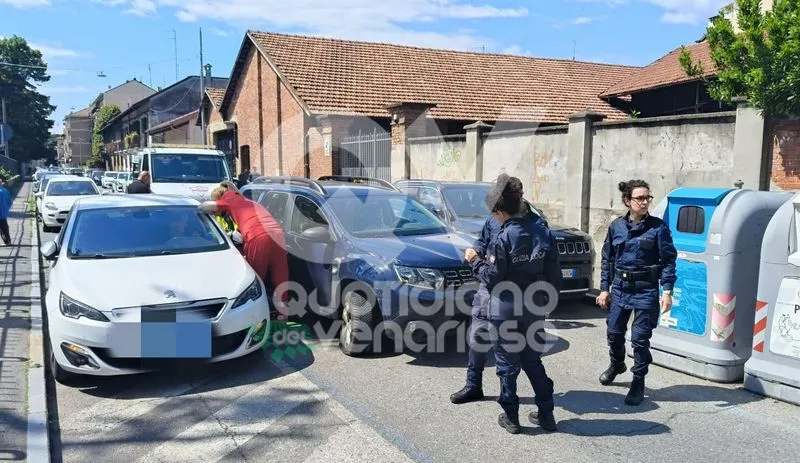 INCIDENTE A VENARIA - Malore alla guida in via d'Annunzio: grave una donna - FOTO
