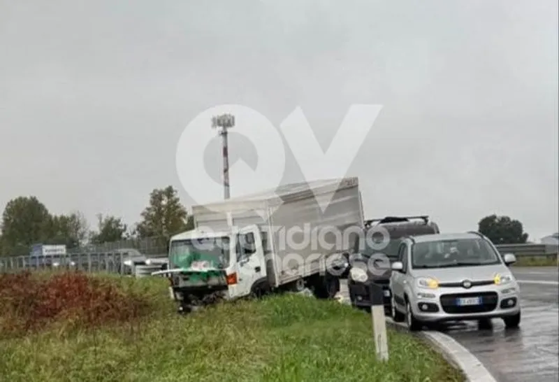 INCIDENTE A VENARIA - Asfalto viscido per colpa della pioggia: furgone finisce fuori strada