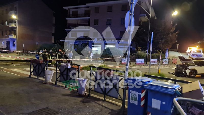 INCIDENTE A VENARIA - Scontro fra due auto: una finisce contro un palo dell'illuminazione pubblica e lo abbatte - FOTO