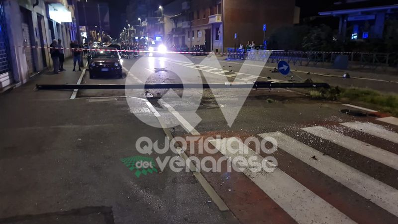 INCIDENTE A VENARIA - Scontro fra due auto: una finisce contro un palo dell'illuminazione pubblica e lo abbatte - FOTO