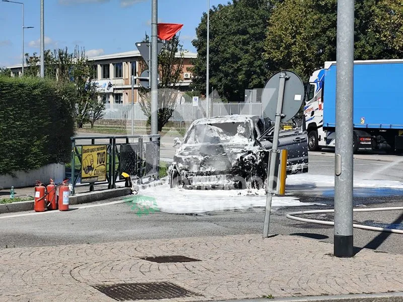 INCIDENTE A VENARIA - Auto prende fuoco durante il giro di prova in corso Garibaldi - FOTO
