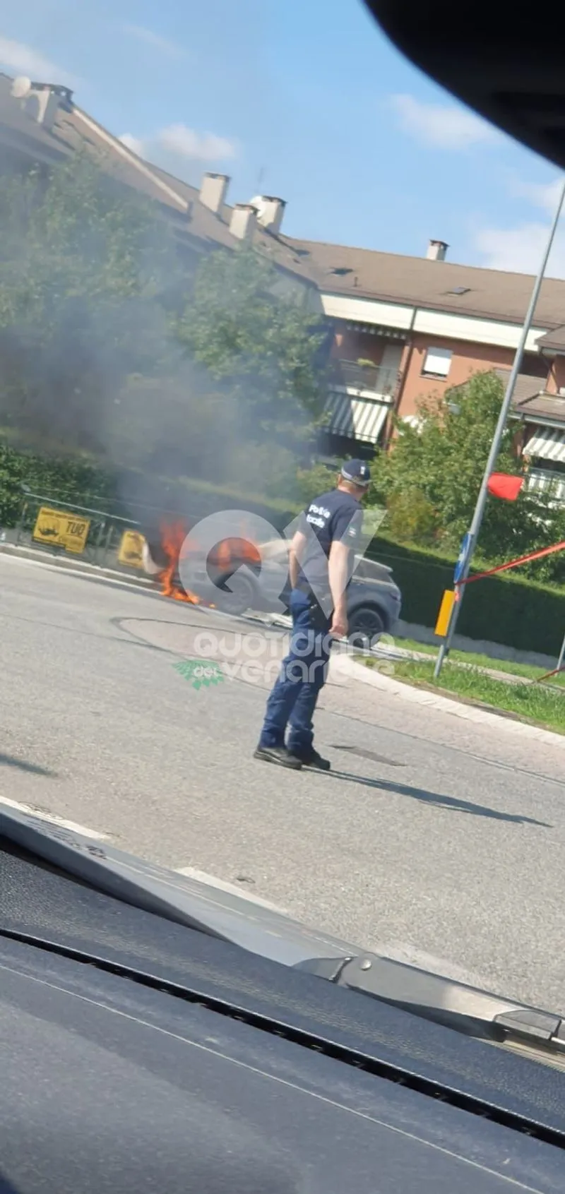 INCIDENTE A VENARIA - Auto prende fuoco durante il giro di prova in corso Garibaldi - FOTO