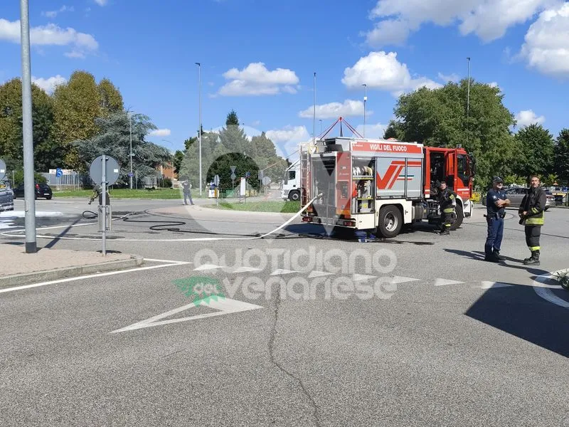 INCIDENTE A VENARIA - Auto prende fuoco durante il giro di prova in corso Garibaldi - FOTO