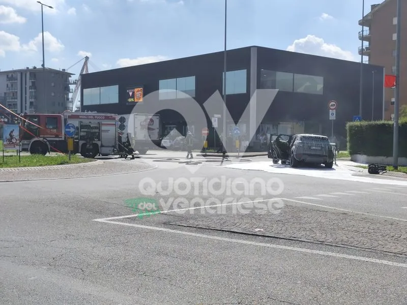 INCIDENTE A VENARIA - Auto prende fuoco durante il giro di prova in corso Garibaldi - FOTO