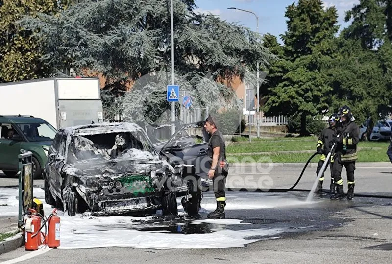 INCIDENTE A VENARIA - Auto prende fuoco durante il giro di prova in corso Garibaldi - FOTO