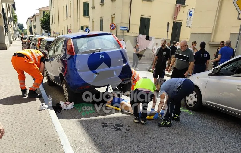 INCIDENTE A VENARIA - Scontro fra due auto: una colpisce una bici. Donna ferita finisce sotto a un'altra auto parcheggiata - FOTO