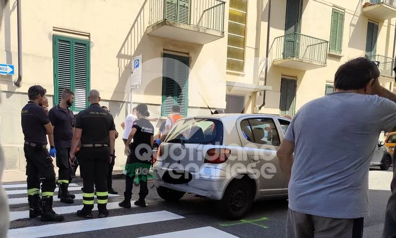 INCIDENTE A VENARIA - Scontro fra due auto: una colpisce una bici. Donna ferita finisce sotto a un'altra auto parcheggiata - FOTO