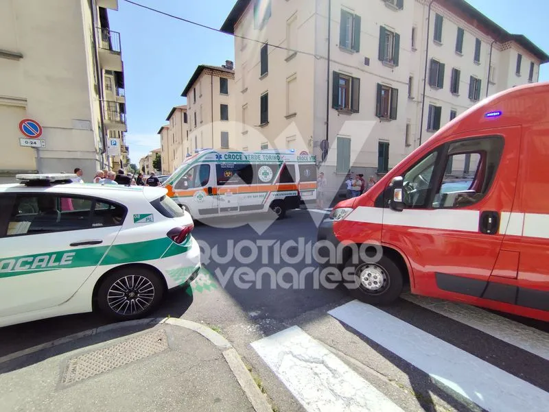 INCIDENTE A VENARIA - Scontro fra due auto: una colpisce una bici. Donna ferita finisce sotto a un'altra auto parcheggiata - FOTO