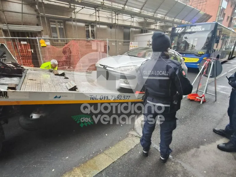 VENARIA - L'auto é parcheggiata in divieto di sosta: autobus bloccati per oltre un'ora - FOTO