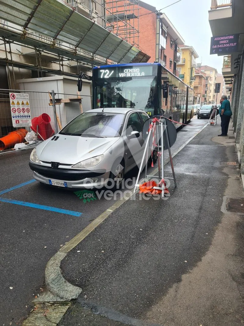 VENARIA - L'auto é parcheggiata in divieto di sosta: autobus bloccati per oltre un'ora - FOTO