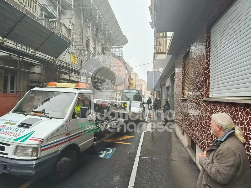 VENARIA - L'auto é parcheggiata in divieto di sosta: autobus bloccati per oltre un'ora - FOTO