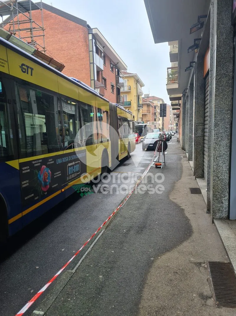 VENARIA - L'auto é parcheggiata in divieto di sosta: autobus bloccati per oltre un'ora - FOTO