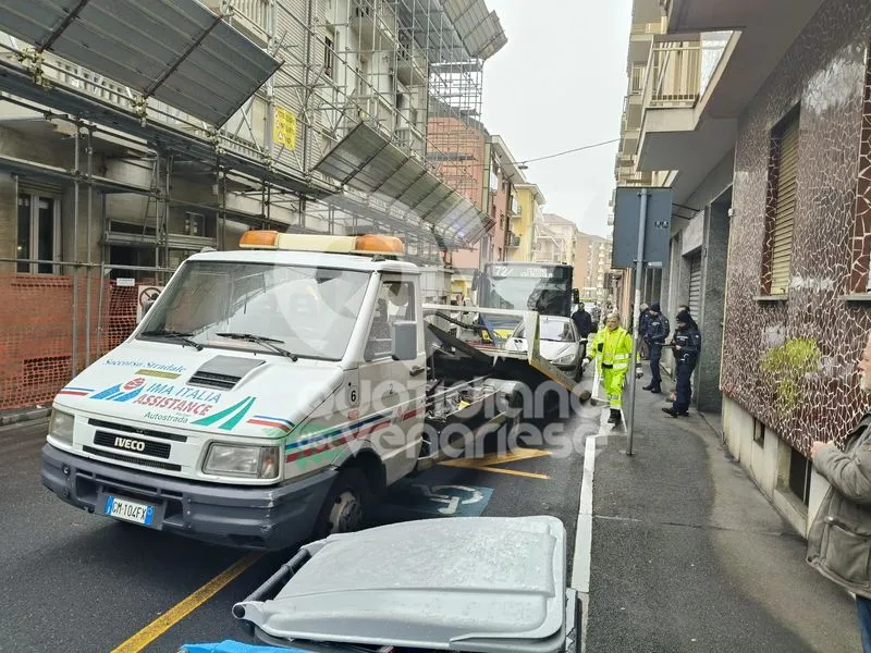 VENARIA - L'auto é parcheggiata in divieto di sosta: autobus bloccati per oltre un'ora - FOTO