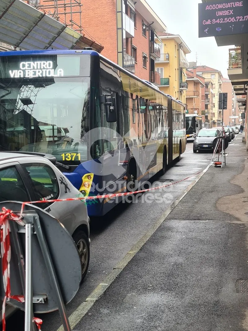 VENARIA - L'auto é parcheggiata in divieto di sosta: autobus bloccati per oltre un'ora - FOTO