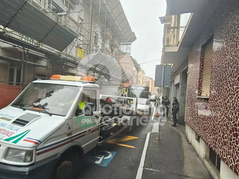 VENARIA - L'auto é parcheggiata in divieto di sosta: autobus bloccati per oltre un'ora - FOTO