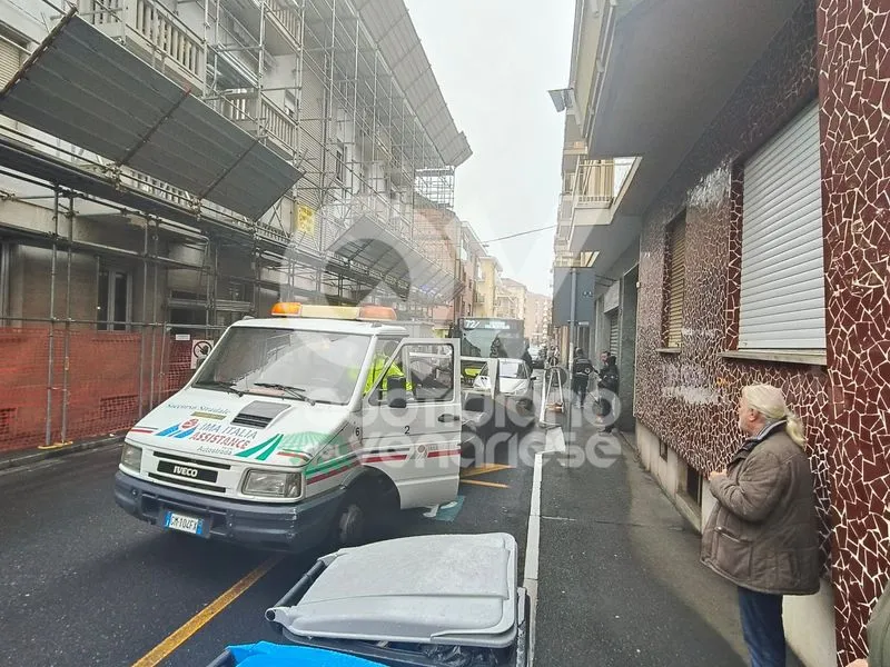 VENARIA - L'auto é parcheggiata in divieto di sosta: autobus bloccati per oltre un'ora - FOTO