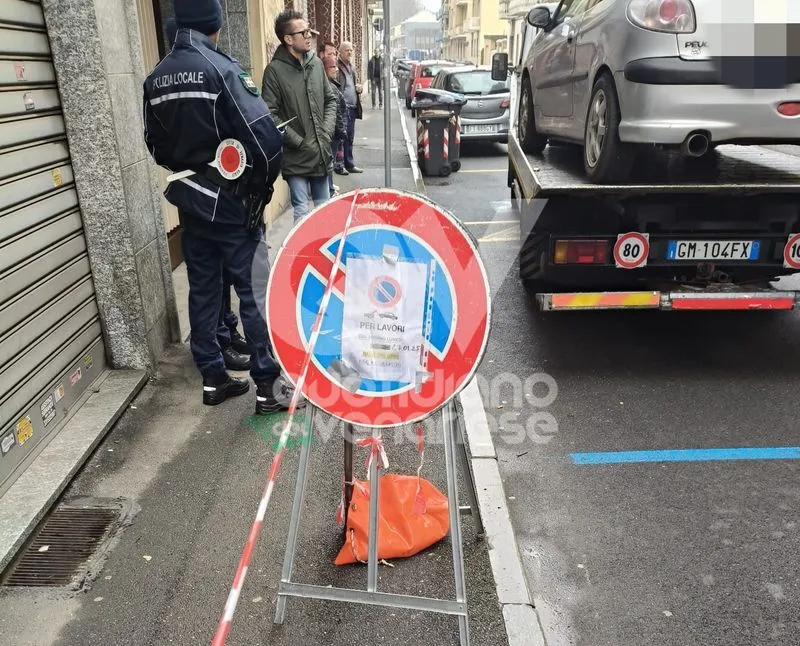 VENARIA - L'auto é parcheggiata in divieto di sosta: autobus bloccati per oltre un'ora - FOTO