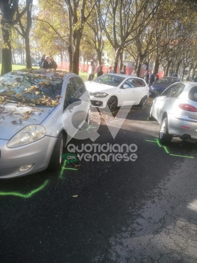 INCIDENTE A VENARIA - Malore mentre è alla guida: la sua vettura finisce contro altre due parcheggiate - FOTO