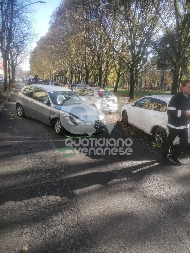 INCIDENTE A VENARIA - Malore mentre è alla guida: la sua vettura finisce contro altre due parcheggiate - FOTO